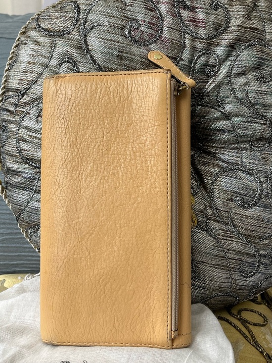 Coach Beige Leather Clutch with Gold Horse & Carriage Emblem - Picture 13 of 16